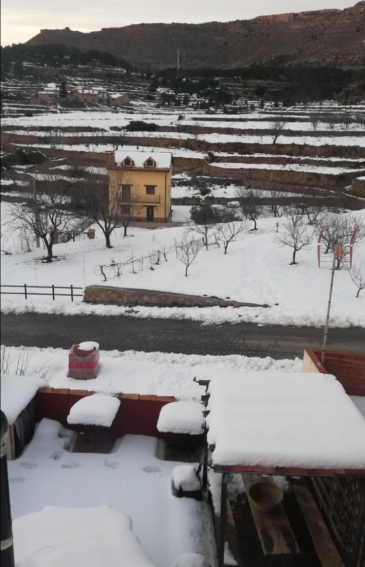Imagen invernal de Fuentes desde la Vieja Escuela
