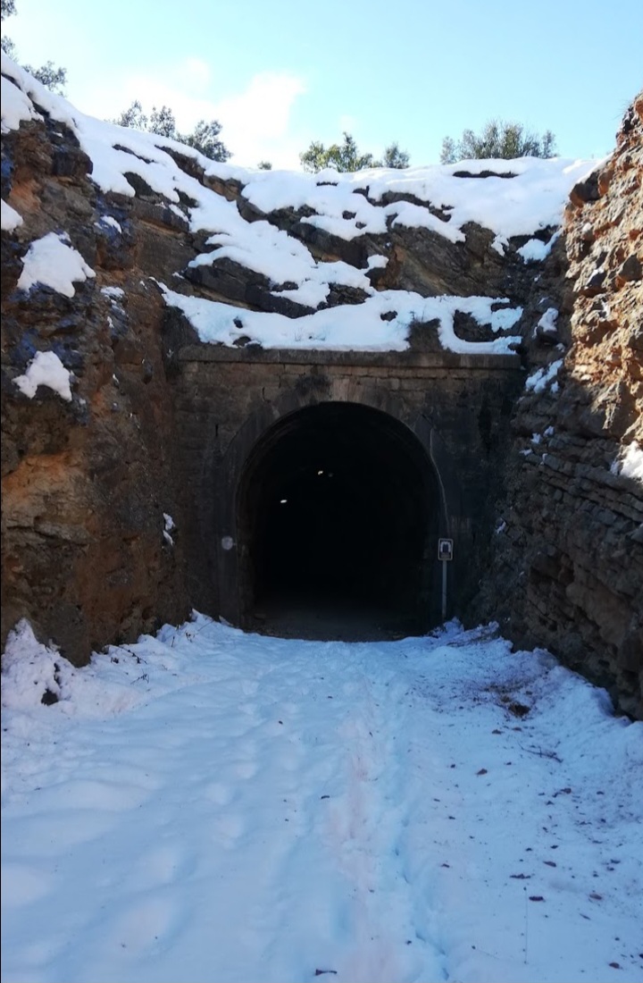 Imagen invernal de Fuentes. Via de Ojos Negros