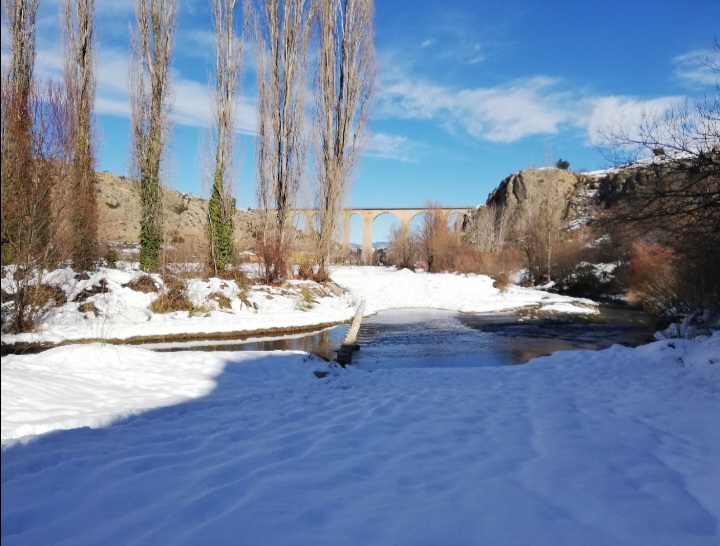 Imagen invernal de Fuentes, Ruta por el río Albentosa