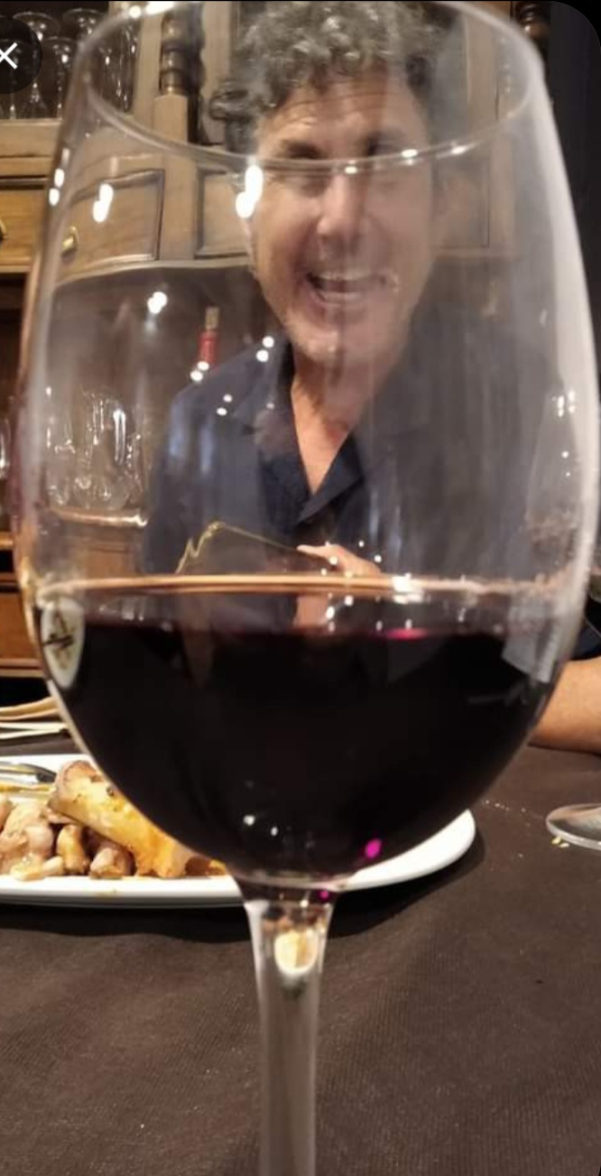 Disfrutando en torno al vino y la amistad