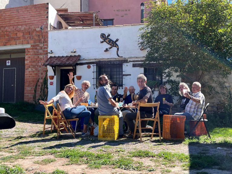 Disfrutando en torno al vino y la amistad