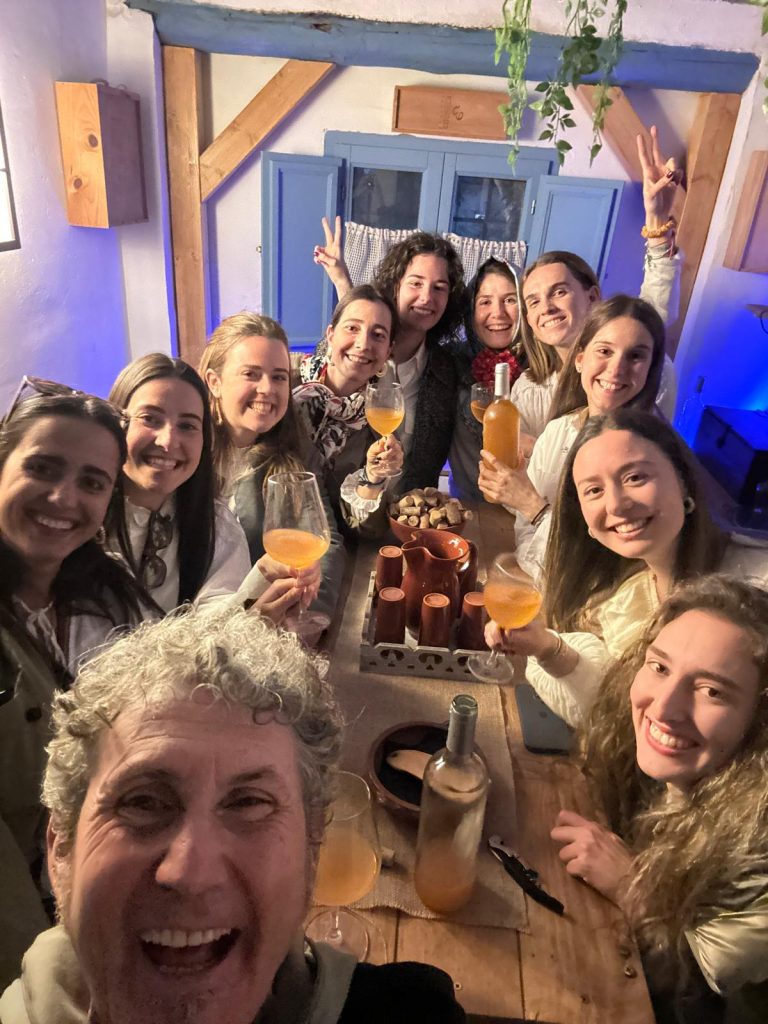 Disfrutando en torno al vino y la amistad