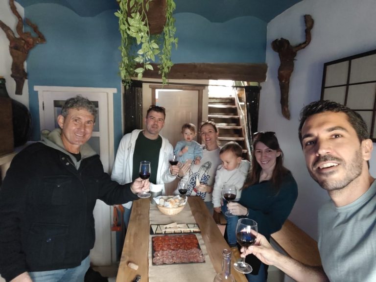 Disfrutando en torno al vino y la amistad