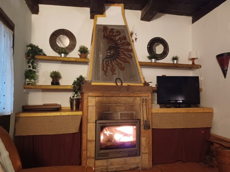 PB: Salón-comedor. Chimenea