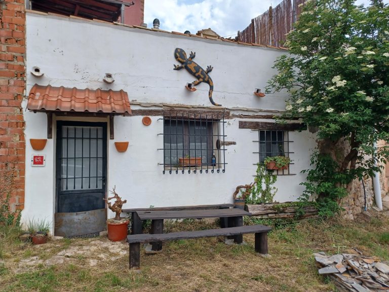 Entrada principal a la Nanobodega d'Estrangis